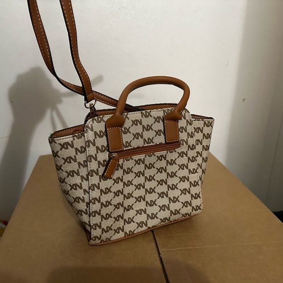 Am not sure of the brand I got it when I was in Texas - Picture 2 of 3